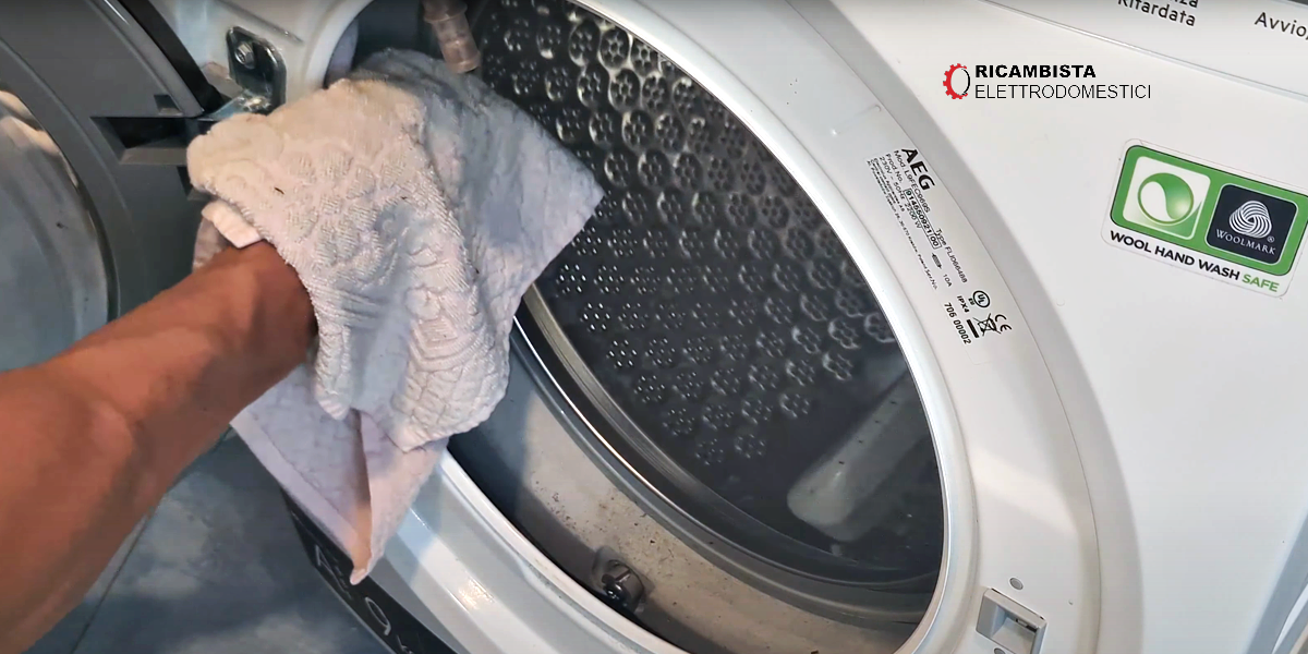 pulisci con un panno la guarnizione della lavatrice